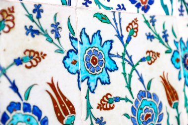 Geleneksel Türk Mavi Döşemesinin Mavi, Yeşil ve Kırmızı Renkli Detayları