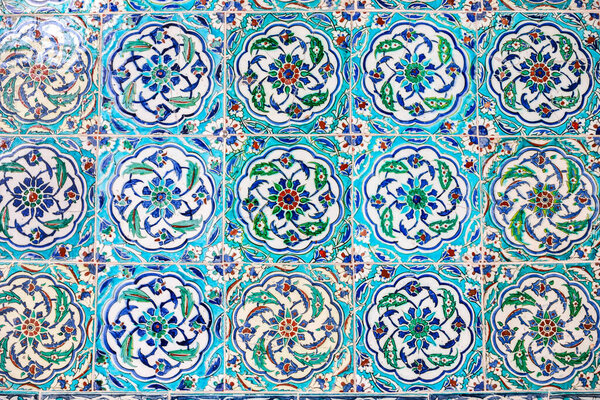 Подробнее о традиционной турецкой голубой плитке с голубым, зеленым и красным цветом