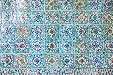 Geleneksel Türk Mavi Döşemesinin Mavi, Yeşil ve Kırmızı Renkli Detayları