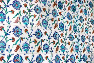 Geleneksel Türk Mavi Döşemesinin Mavi, Yeşil ve Kırmızı Renkli Detayları