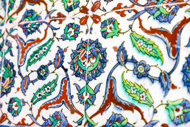 Geleneksel Türk Mavi Döşemesinin Mavi, Yeşil ve Kırmızı Renkli Detayları