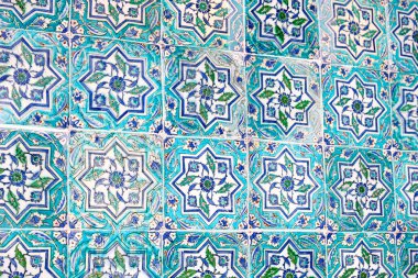 Geleneksel Türk Mavi Döşemesinin Mavi, Yeşil ve Kırmızı Renkli Detayları