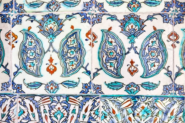 土耳其传统蓝砖的细节 绿色和红色 — 图库照片