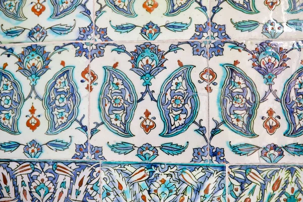 土耳其传统蓝砖的细节 绿色和红色 — 图库照片