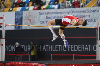 İSTANBUL, TURKEY - 28 Şubat 2021: Türkiye Atletizm Federasyonu Kupası sırasında tanımlanamayan yüksek atlama sporcusu
