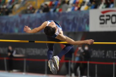 İSTANBUL, TURKEY - 28 Şubat 2021: Türkiye Atletizm Federasyonu Kupası sırasında tanımlanamayan yüksek atlama sporcusu