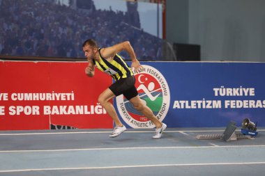 İSTANBUL, TURKEY - 28 Şubat 2021: Türkiye Atletizm Federasyonu Kupası sırasında koşan tanımlanamayan sporcu
