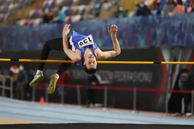 İSTANBUL, TURKEY - 28 Şubat 2021: Türkiye Atletizm Federasyonu Kupası sırasında tanımlanamayan yüksek atlama sporcusu