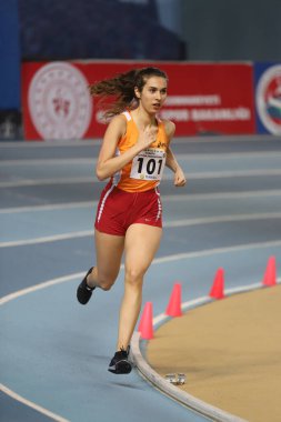 İSTANBUL, TURKEY - 28 Şubat 2021: Türkiye Atletizm Federasyonu Kupası sırasında koşan tanımlanamayan sporcu