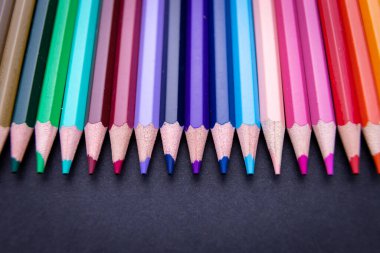 Siyah arkaplanda renkli kalem seti izole edildi