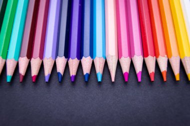 Siyah arkaplanda renkli kalem seti izole edildi