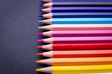 Siyah arkaplanda renkli kalem seti izole edildi