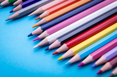 Mavi arkaplanda renkli kalem seti izole edildi