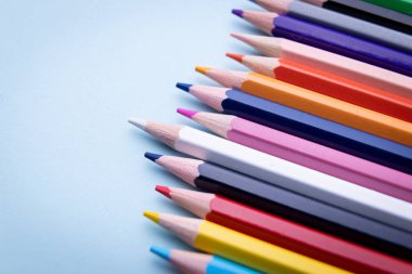 Mavi arkaplanda renkli kalem seti izole edildi