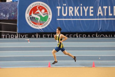 İSTANBUL, TURKEY - 14 Şubat 2021: Türkiye Atletizm Federasyonu Olimpiyat Eşiği sırasında koşan tanımlanamayan sporcu