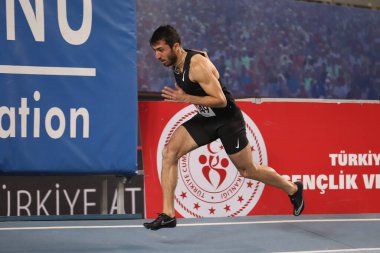 İSTANBUL, TURKEY - 14 Şubat 2021: Türkiye Atletizm Federasyonu Olimpiyat Eşiği sırasında koşan tanımlanamayan sporcu