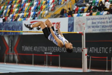 İSTANBUL, TURKEY - 14 Şubat 2021: Türkiye Atletizm Federasyonu Olimpiyat Eşiği sırasında tanımlanamayan yüksek atlamacı