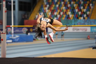 İSTANBUL, TURKEY - 14 Şubat 2021: Türkiye Atletizm Federasyonu Olimpiyat Eşiği sırasında tanımlanamayan yüksek atlamacı
