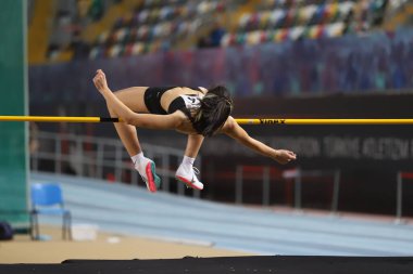 İSTANBUL, TURKEY - 14 Şubat 2021: Türkiye Atletizm Federasyonu Olimpiyat Eşiği sırasında tanımlanamayan yüksek atlamacı