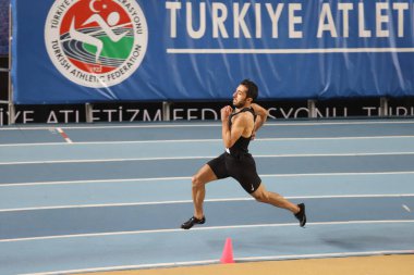 İSTANBUL, TURKEY - 14 Şubat 2021: Türkiye Atletizm Federasyonu Olimpiyat Eşiği sırasında koşan tanımlanamayan sporcu