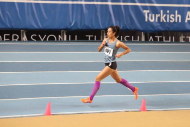 İSTANBUL, TURKEY - 14 Şubat 2021: Türkiye Atletizm Federasyonu Olimpiyat Eşiği sırasında koşan tanımlanamayan sporcu