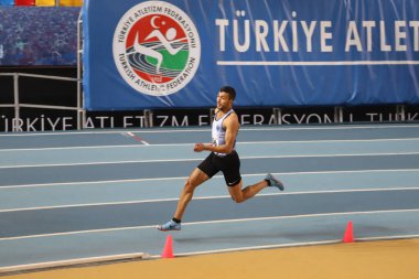 İSTANBUL, TURKEY - 14 Şubat 2021: Türkiye Atletizm Federasyonu Olimpiyat Eşiği sırasında koşan tanımlanamayan sporcu