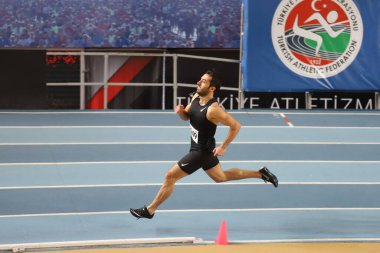 İSTANBUL, TURKEY - 14 Şubat 2021: Türkiye Atletizm Federasyonu Olimpiyat Eşiği sırasında koşan tanımlanamayan sporcu