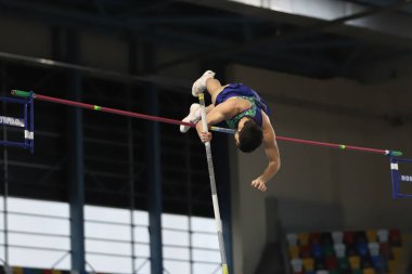 İSTANBUL, TURKEY - 14 Şubat 2021: Türkiye Atletizm Federasyonu Olimpiyat Eşiği sırasında tanımlanamayan atlet sırığı atlama