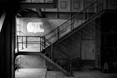 Siyah-Beyaz Eski ve Metalik Merdivenler