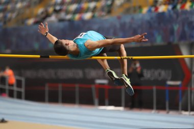 İSTANBUL, TURKEY - 27 Şubat 2021: Türkiye Atletizm Federasyonu Olimpiyat Eşiği sırasında tanımlanamayan yüksek atlamacı