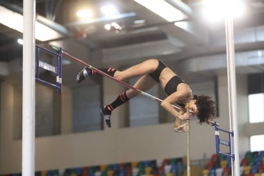 İSTANBUL, TURKEY - 27 Şubat 2021: Türkiye Atletizm Federasyonu Olimpiyat Eşiği sırasında tanımlanamayan atlet sırığı atlama