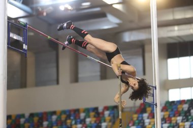 İSTANBUL, TURKEY - 27 Şubat 2021: Türkiye Atletizm Federasyonu Olimpiyat Eşiği sırasında tanımlanamayan atlet sırığı atlama