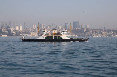 İSTANBUL, TURKEY - Mart 03, 2021: İstanbul Deniz Otobusleri feribotu İstanbul Boğazı 'nda. Feribotlar Sirkeci ve Harem limanları arasında yolcu ve araç taşır..