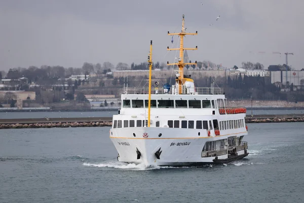 Istanbul Turquía Febrero 2021 Ferry Sehir Hatlari Estrecho Del Bósforo — Foto de Stock