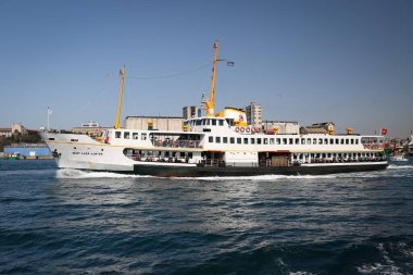 İSTANBUL, TURKEY - 29 Nisan 2021: Sehir Hatlari feribotu Boğazı 'nda. Sehir Hatlari 1844 'te kuruldu..