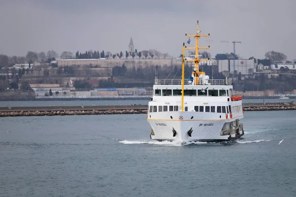 Istanbul Turquía Febrero 2021 Ferry Sehir Hatlari Estrecho Del Bósforo — Foto de Stock