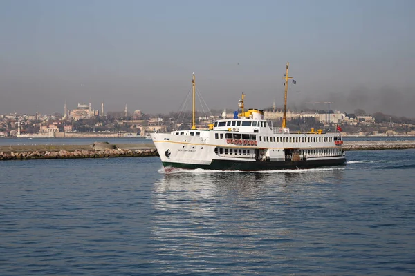 Istanbul Turquía Marzo 2021 Ferry Sehir Hatlari Estrecho Del Bósforo —  Fotos de Stock