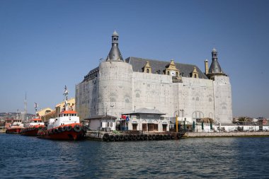 ISTANBUL, TURKEY - 29 Nisan 2021: Haydarpasa tren istasyonu çatı yangınından sonra restore ediliyor. İstasyon 1909 'da inşa edildi..