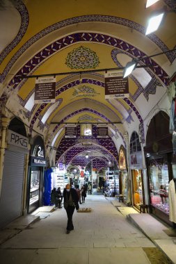 İSTANBUL, TURKEY - 20 Mart 2021: insanlar Grand Bazaar 'da alışveriş yapıyor. Grand Bazaar dünyanın en büyük ve en eski kapalı pazarlarından biridir..