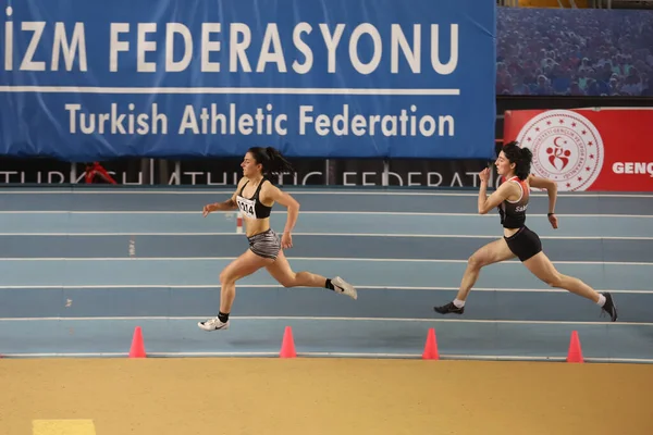 土耳其伊斯坦布尔 2021年3月14日 在土耳其田径联合会城市室内田径锦标赛期间跑步的运动员 — 图库照片