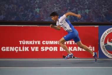ISTANBUL, TURKEY - 14 Mart 2021: Türkiye Atletizm Federasyonu Salon Atletizm Şampiyonası sırasında koşan tanımlanamayan sporcu