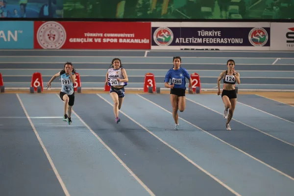 土耳其伊斯坦布尔 2021年3月14日 在土耳其田径联合会城市室内田径锦标赛期间跑60米的运动员 — 图库照片