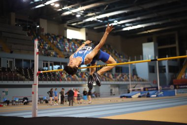 İSTANBUL, TURKEY - 14 Mart 2021: Türkiye Atletizm Federasyonu 'nun Salon Atletizm Şampiyonası sırasında tanımlanamayan yüksek atlama