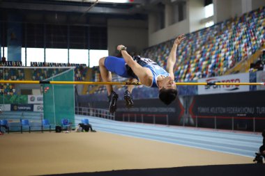 İSTANBUL, TURKEY - 14 Mart 2021: Türkiye Atletizm Federasyonu 'nun Salon Atletizm Şampiyonası sırasında tanımlanamayan yüksek atlama