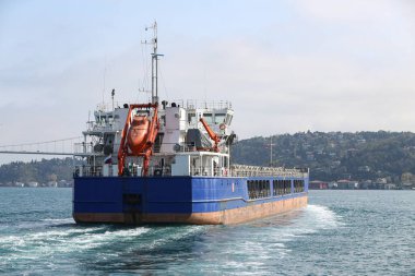 Limanlar arasında mal taşıyan bir kargo gemisi.
