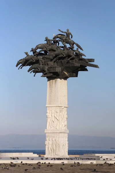 土耳其伊兹密尔市Gundogdu广场的共和国雕像树 — 图库照片