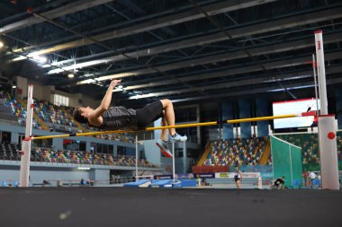 İSTANBUL, TURKEY - Mart 06, 2021: Türkiye Atletizm Federasyonu Koşu ve Alan Yarışmaları sırasında tanımlanamayan yüksek atlama