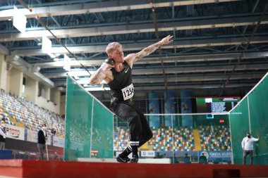 İSTANBUL, TURKEY - Mart 06, 2021: Türkiye Atletizm Federasyonu Koşu ve Alan Yarışmaları Şampiyonası 'nda tanımlanamayan atlet vuruşu