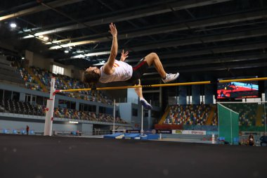 İSTANBUL, TURKEY - Mart 06, 2021: Türkiye Atletizm Federasyonu Koşu ve Alan Yarışmaları sırasında tanımlanamayan yüksek atlama
