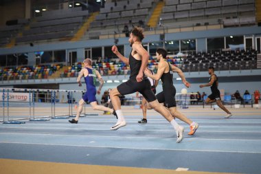 İSTANBUL, TURKEY - 07 Mart 2021: Türkiye Atletizm Federasyonu Koşu ve Alan Yarışmaları Şampiyonası sırasında 60 metre engelli koşan sporcular